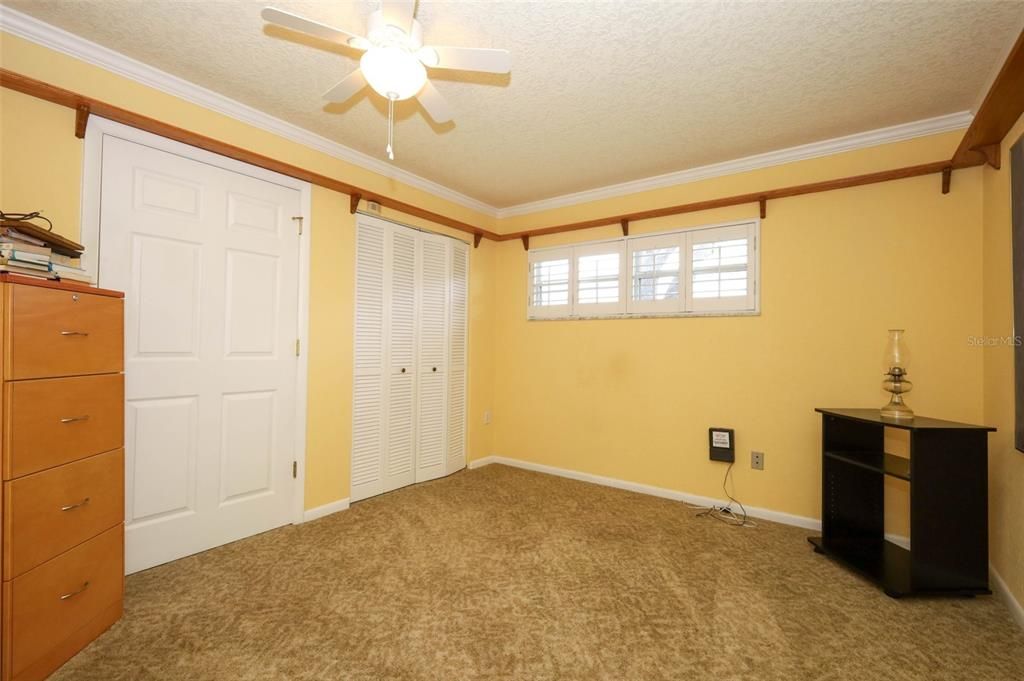 Activo con contrato: $715,000 (4 camas, 2 baños, 3425 Pies cuadrados)