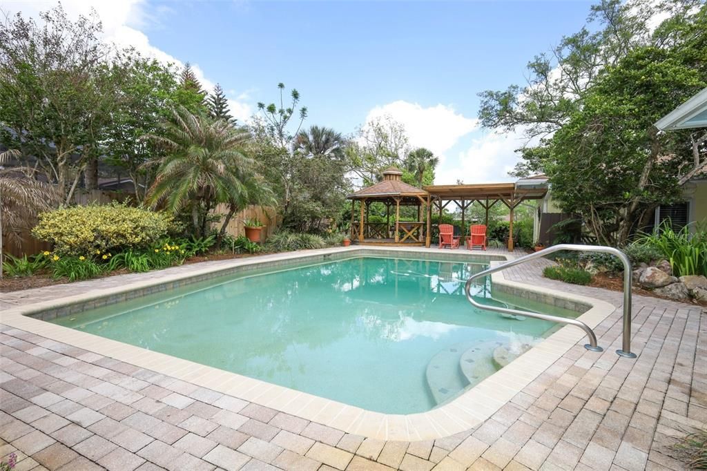 Activo con contrato: $715,000 (4 camas, 2 baños, 3425 Pies cuadrados)