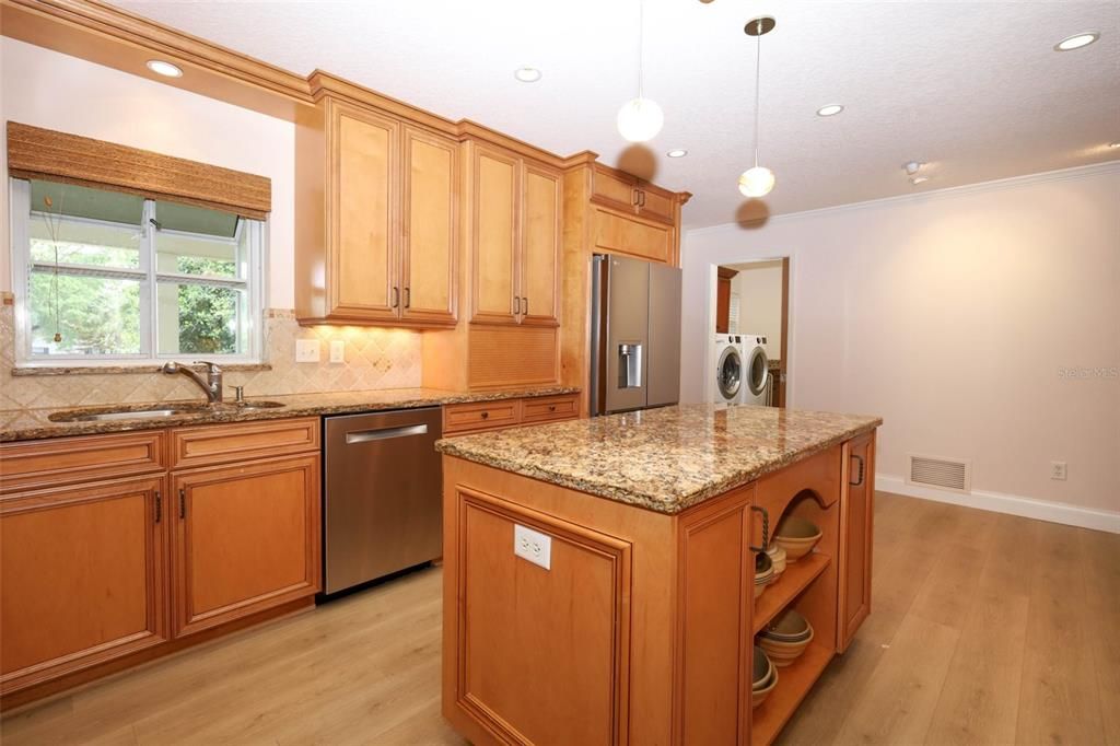 Activo con contrato: $715,000 (4 camas, 2 baños, 3425 Pies cuadrados)
