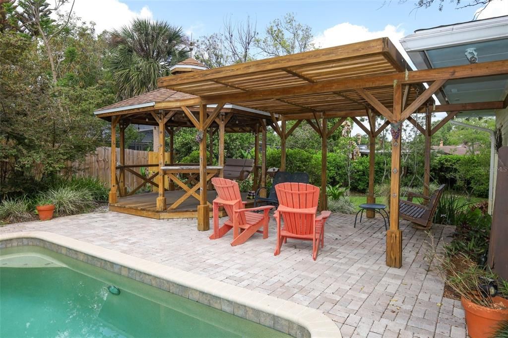 Activo con contrato: $715,000 (4 camas, 2 baños, 3425 Pies cuadrados)