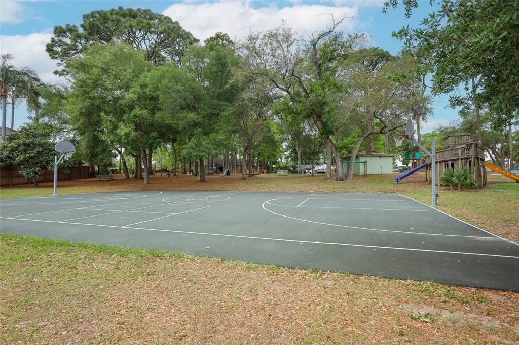 Activo con contrato: $715,000 (4 camas, 2 baños, 3425 Pies cuadrados)