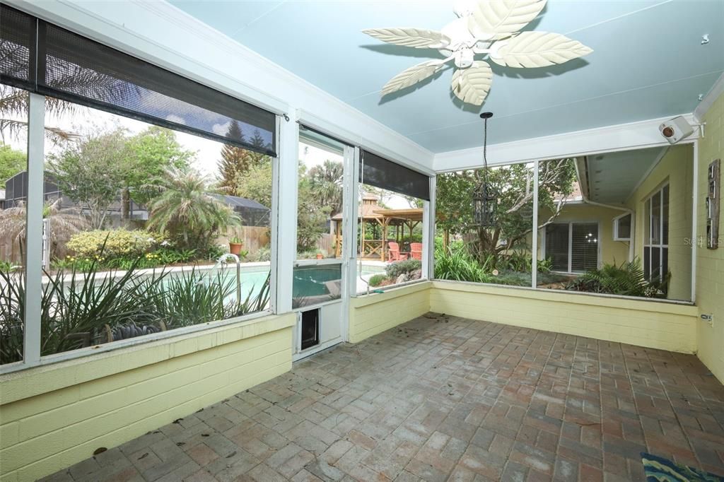 Activo con contrato: $715,000 (4 camas, 2 baños, 3425 Pies cuadrados)