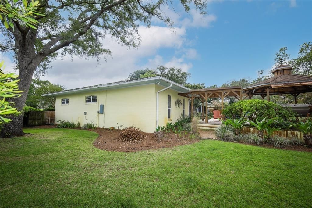 Activo con contrato: $715,000 (4 camas, 2 baños, 3425 Pies cuadrados)