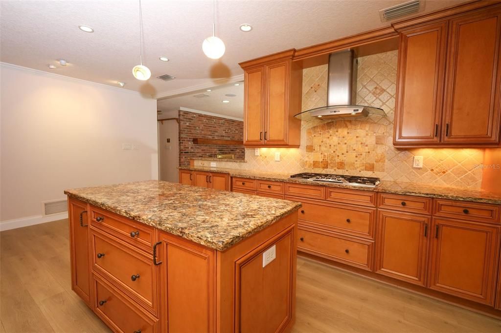 Activo con contrato: $715,000 (4 camas, 2 baños, 3425 Pies cuadrados)