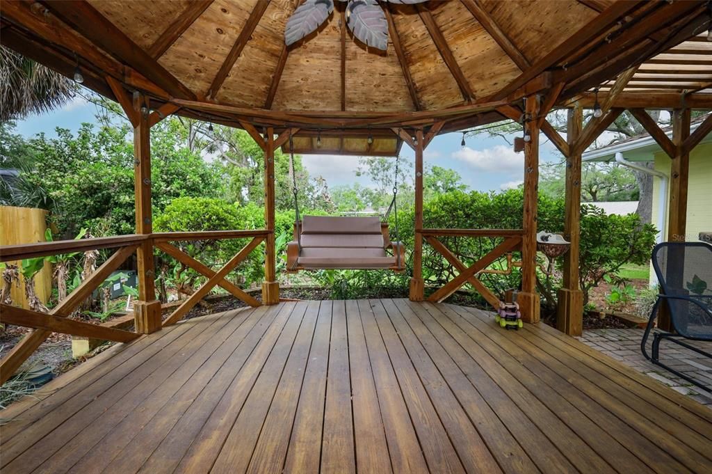 Activo con contrato: $715,000 (4 camas, 2 baños, 3425 Pies cuadrados)