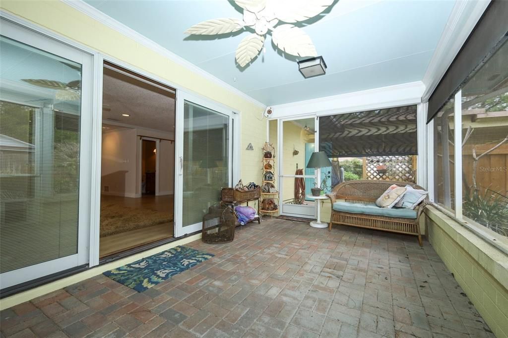 Activo con contrato: $715,000 (4 camas, 2 baños, 3425 Pies cuadrados)