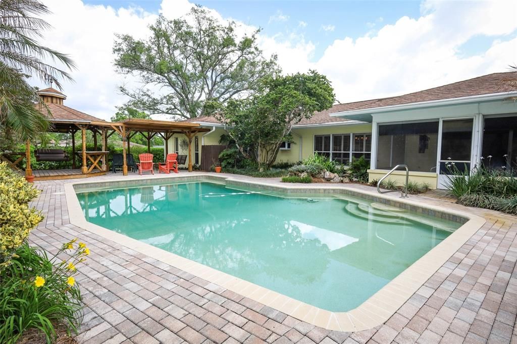 Activo con contrato: $715,000 (4 camas, 2 baños, 3425 Pies cuadrados)