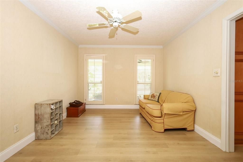 Activo con contrato: $715,000 (4 camas, 2 baños, 3425 Pies cuadrados)