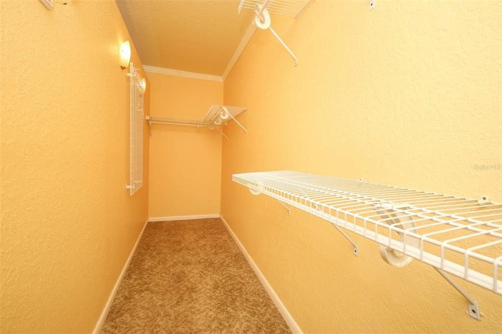Activo con contrato: $715,000 (4 camas, 2 baños, 3425 Pies cuadrados)