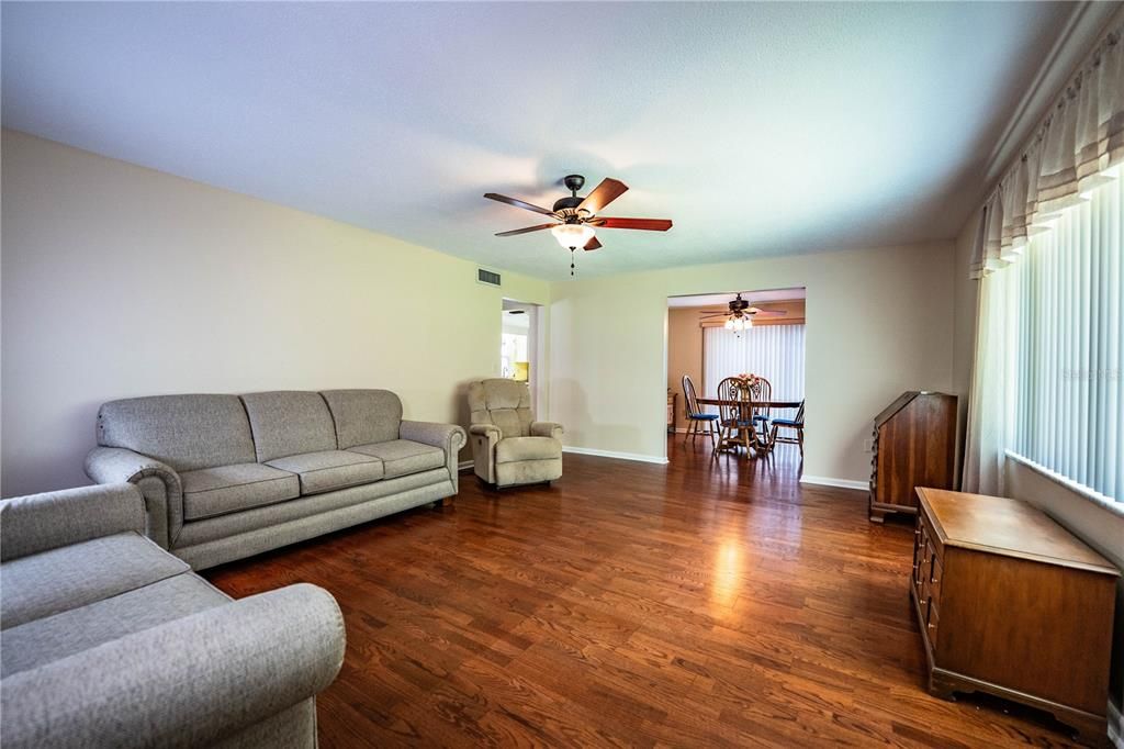 For Sale: $147,900 (2 beds, 2 baths, 1176 Square Feet)