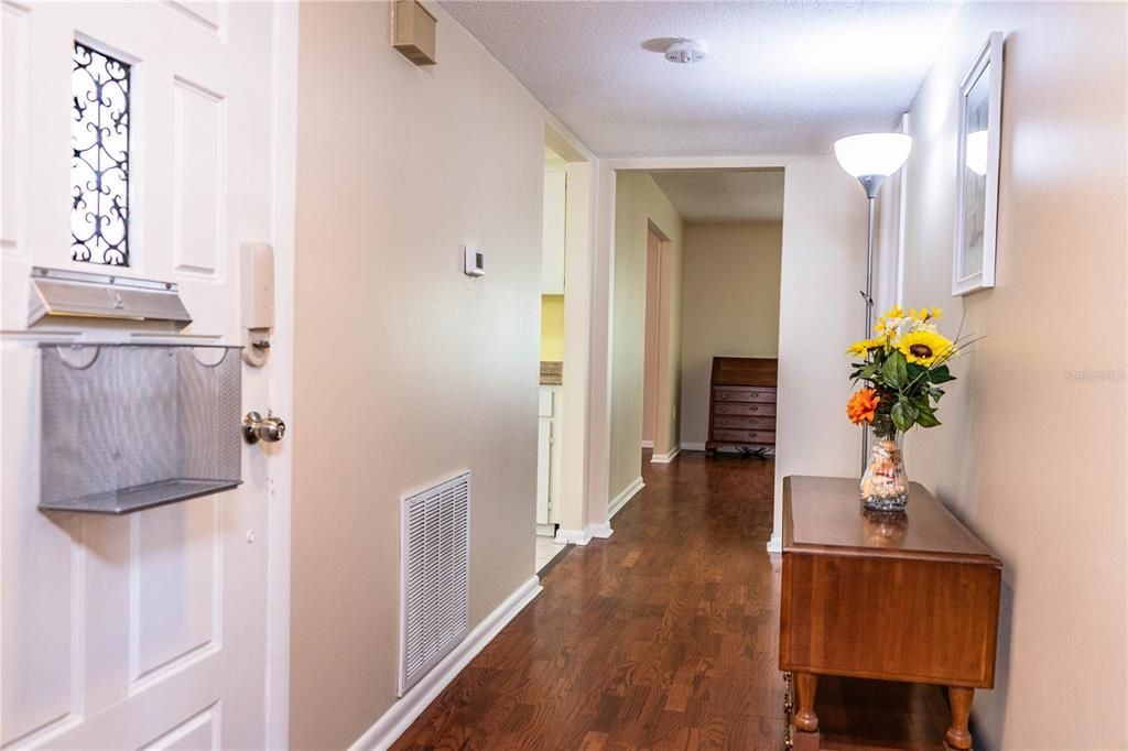For Sale: $147,900 (2 beds, 2 baths, 1176 Square Feet)