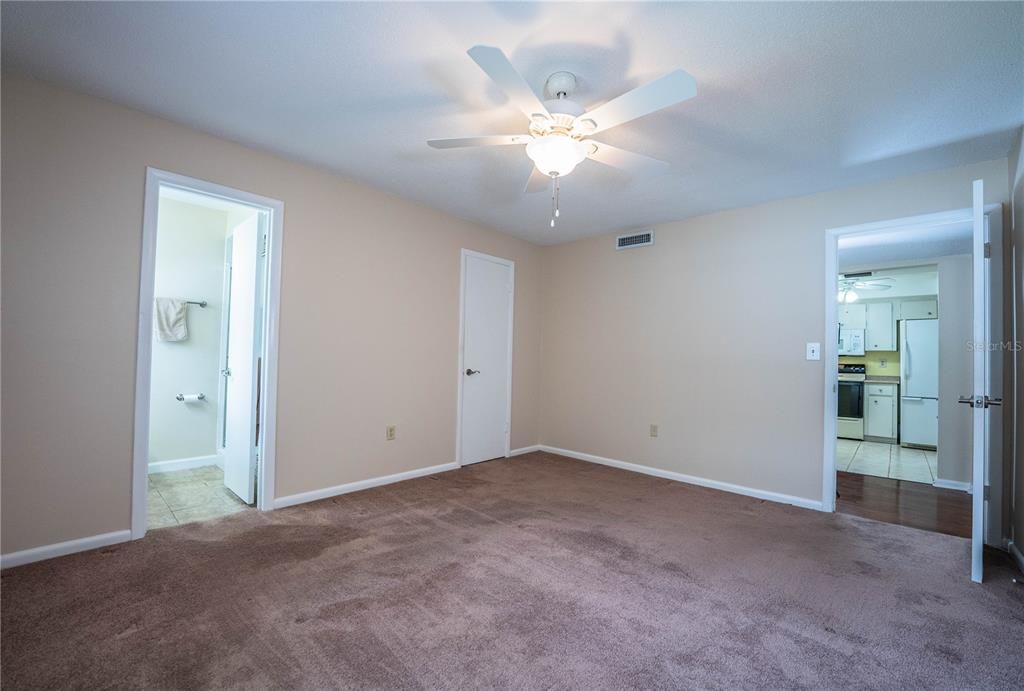 For Sale: $147,900 (2 beds, 2 baths, 1176 Square Feet)