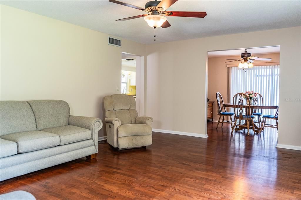 For Sale: $147,900 (2 beds, 2 baths, 1176 Square Feet)