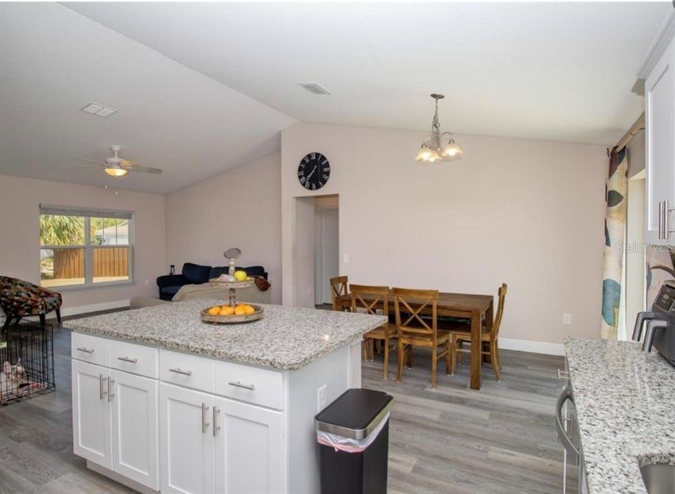 待售: $290,000 (3 贝兹, 2 浴室, 1453 平方英尺)