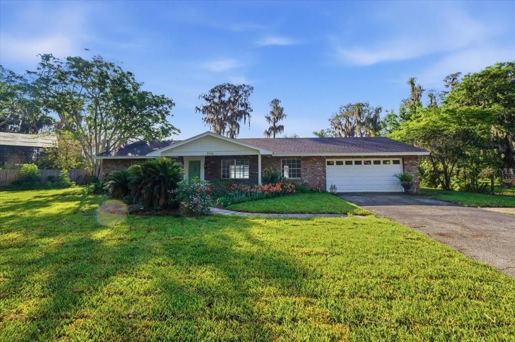 For Sale: $600,000 (3 beds, 2 baths, 1774 Square Feet)