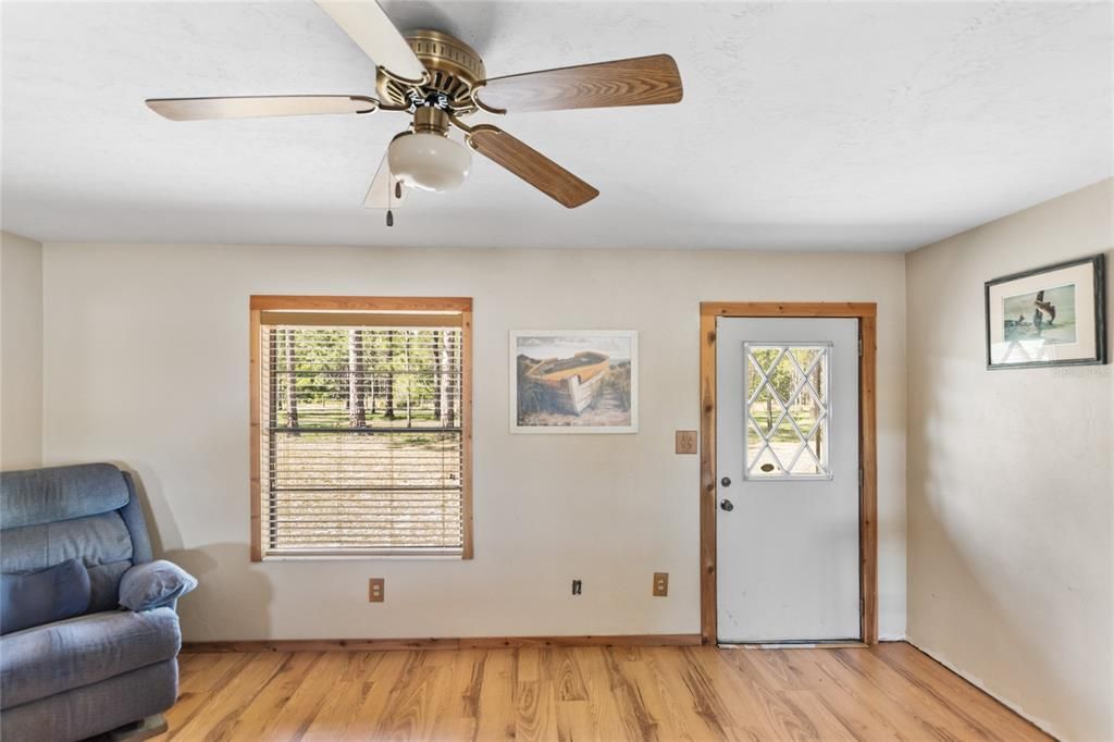 For Sale: $385,000 (3 beds, 2 baths, 1652 Square Feet)