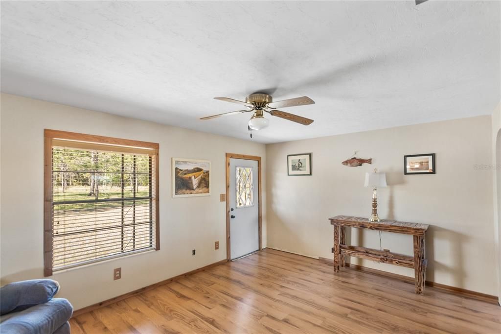 For Sale: $385,000 (3 beds, 2 baths, 1652 Square Feet)