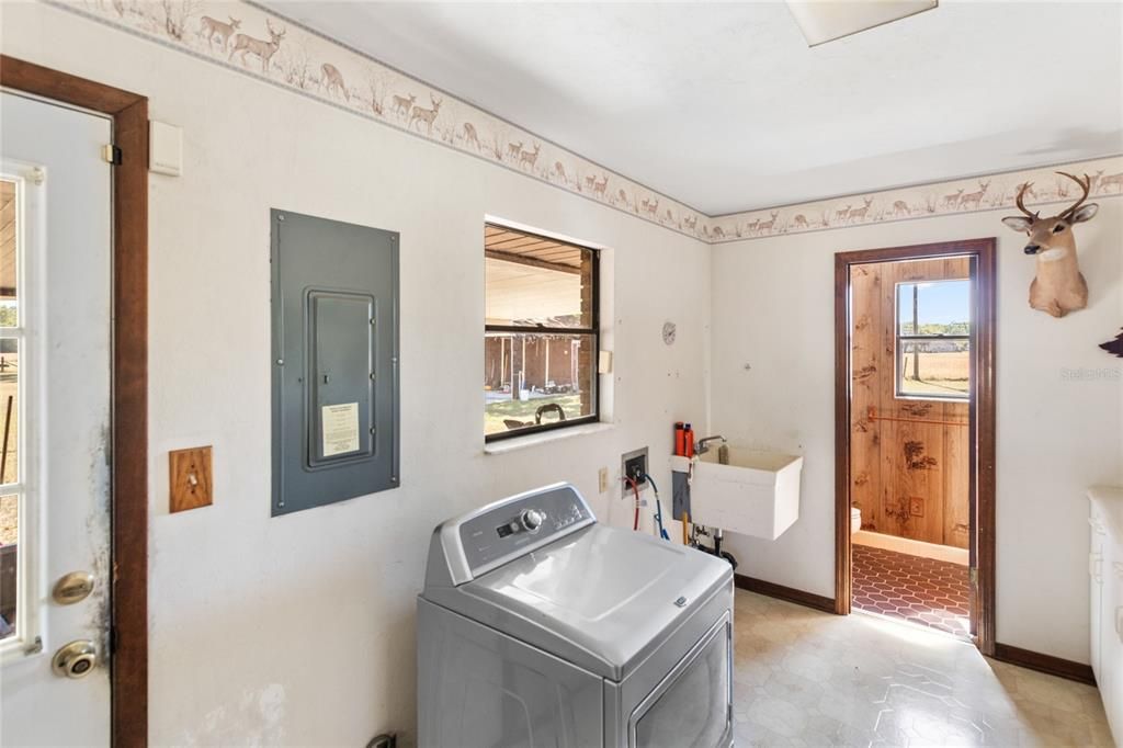For Sale: $385,000 (3 beds, 2 baths, 1652 Square Feet)