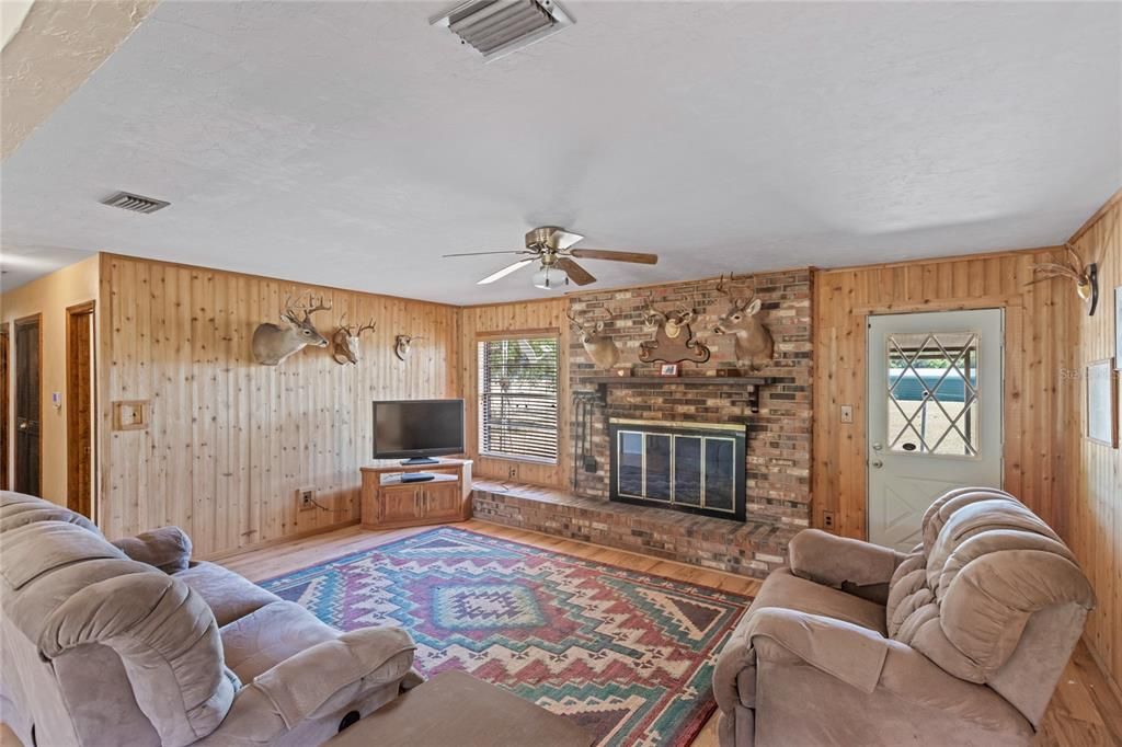 For Sale: $385,000 (3 beds, 2 baths, 1652 Square Feet)