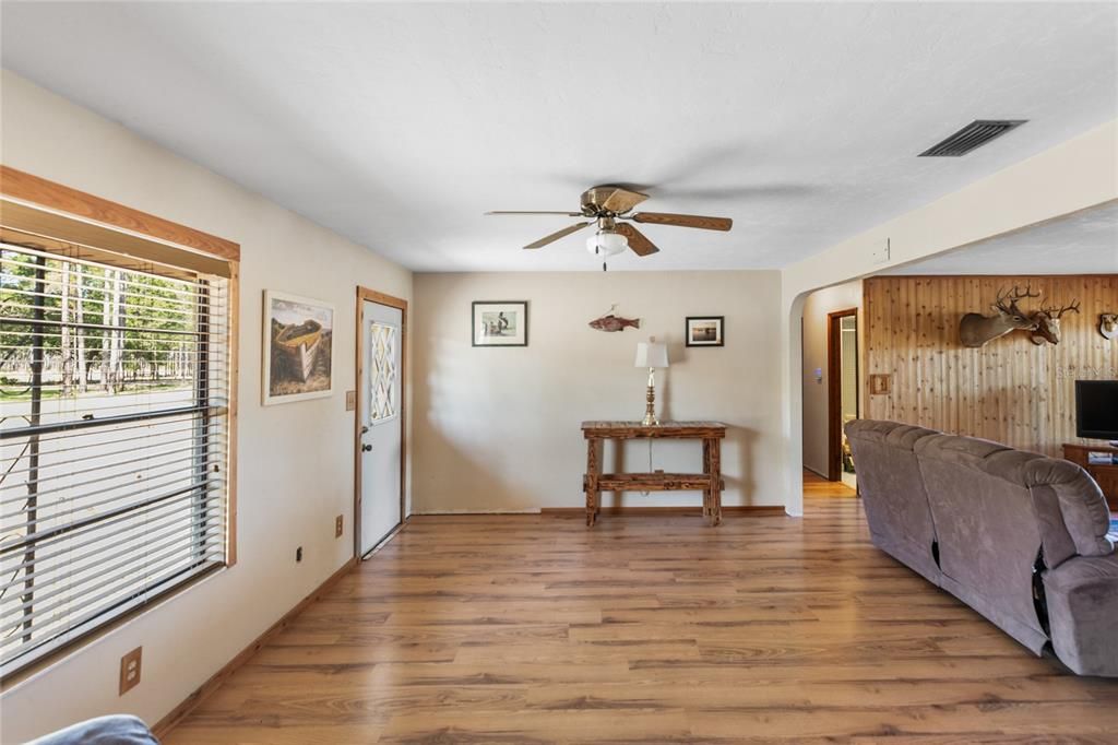 For Sale: $385,000 (3 beds, 2 baths, 1652 Square Feet)