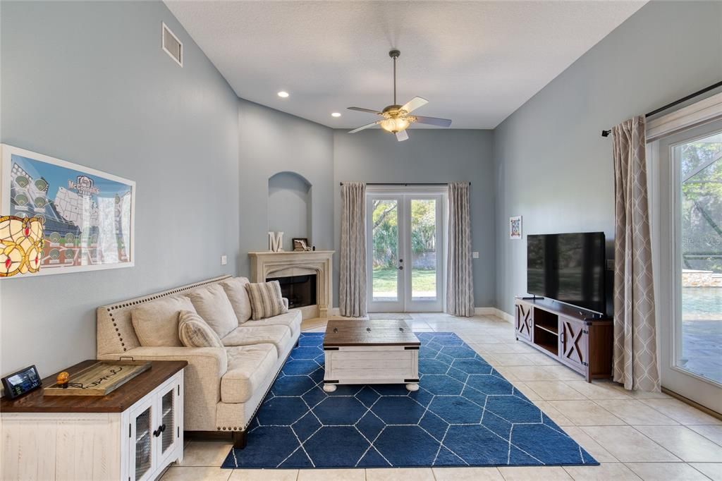 En Venta: $750,000 (4 camas, 2 baños, 2618 Pies cuadrados)