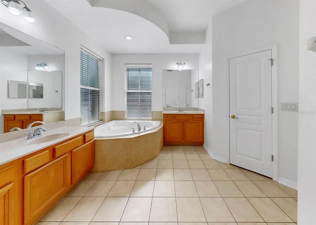 En Venta: $864,988 (4 camas, 3 baños, 3283 Pies cuadrados)