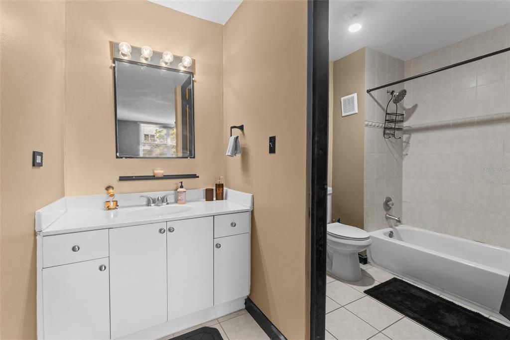 Activo con contrato: $295,000 (3 camas, 2 baños, 1865 Pies cuadrados)
