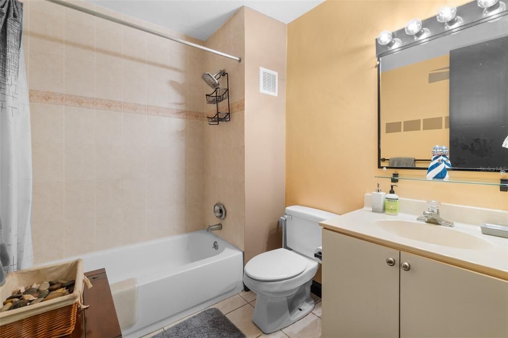 Activo con contrato: $295,000 (3 camas, 2 baños, 1865 Pies cuadrados)