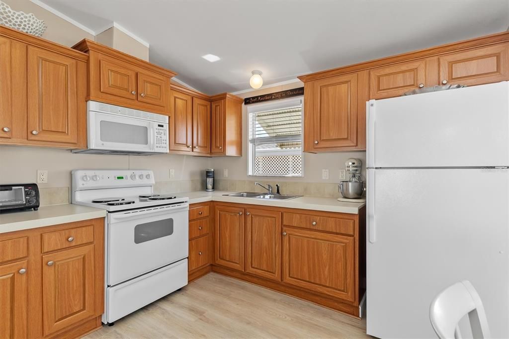 For Sale: $112,000 (2 beds, 2 baths, 805 Square Feet)