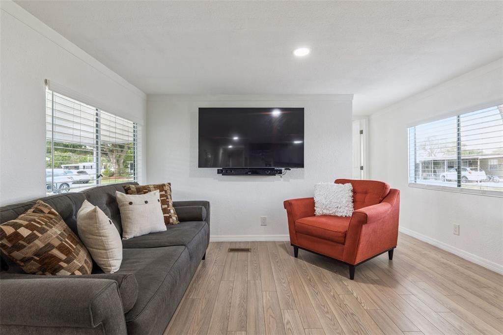 For Sale: $129,000 (2 beds, 2 baths, 1114 Square Feet)