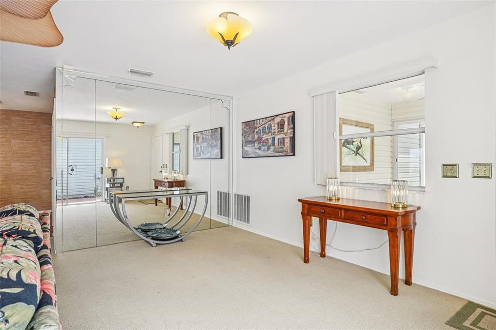 Под контрактом: $254,900 (2 спален, 2 ванн, 1121 Квадратных фут)