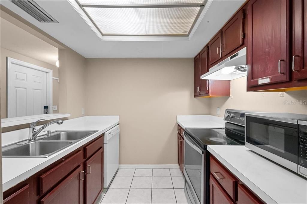 На продажу: $169,900 (3 спален, 3 ванн, 1370 Квадратных фут)