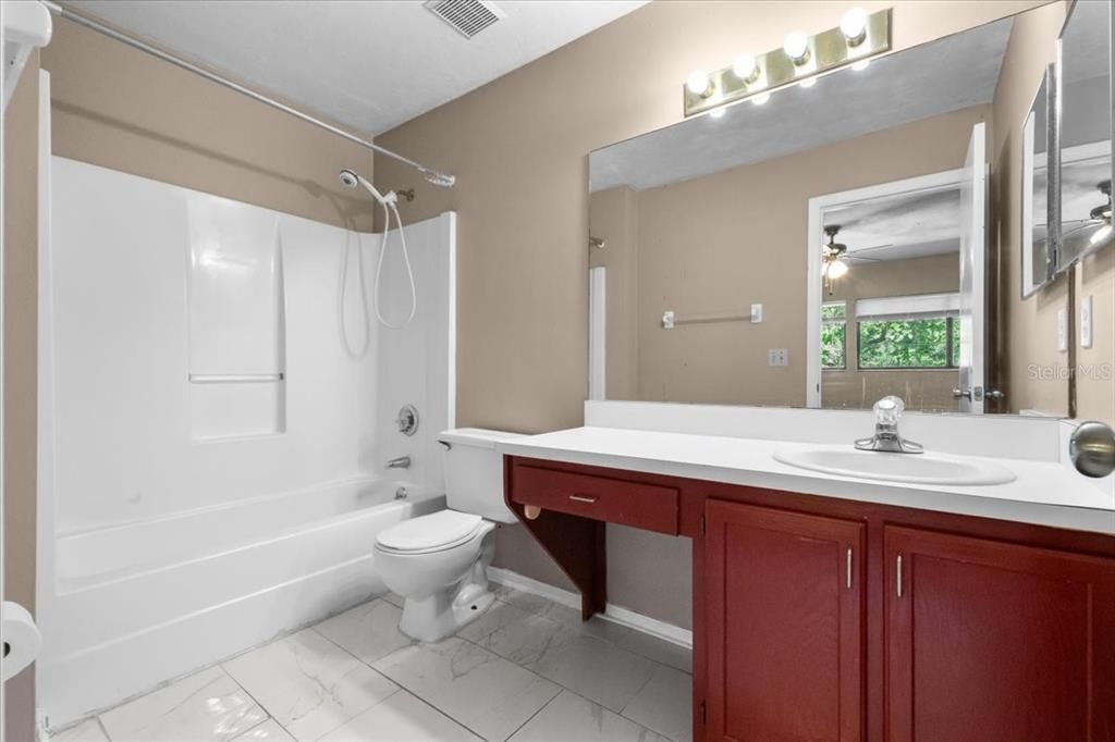 На продажу: $169,900 (3 спален, 3 ванн, 1370 Квадратных фут)