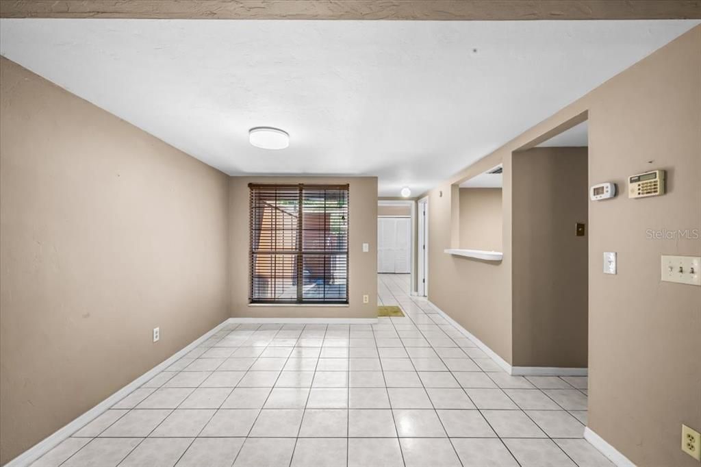 На продажу: $169,900 (3 спален, 3 ванн, 1370 Квадратных фут)