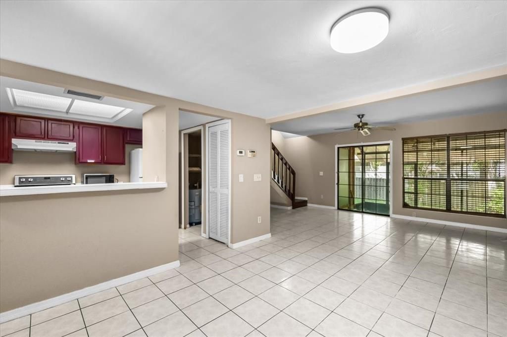 На продажу: $169,900 (3 спален, 3 ванн, 1370 Квадратных фут)