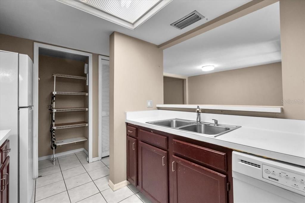 На продажу: $169,900 (3 спален, 3 ванн, 1370 Квадратных фут)