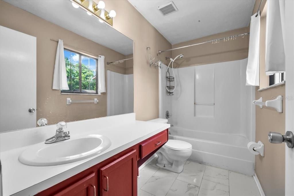 На продажу: $169,900 (3 спален, 3 ванн, 1370 Квадратных фут)