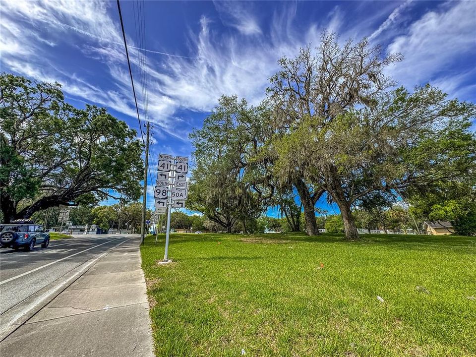 На продажу: $569,000 (2.37 acres)