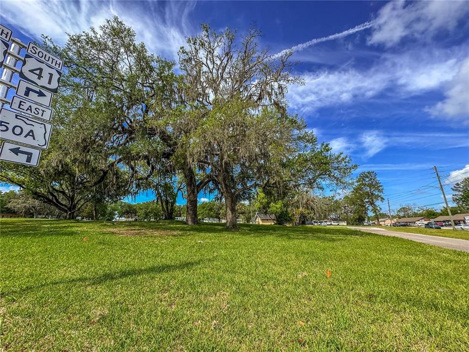 На продажу: $569,000 (2.37 acres)