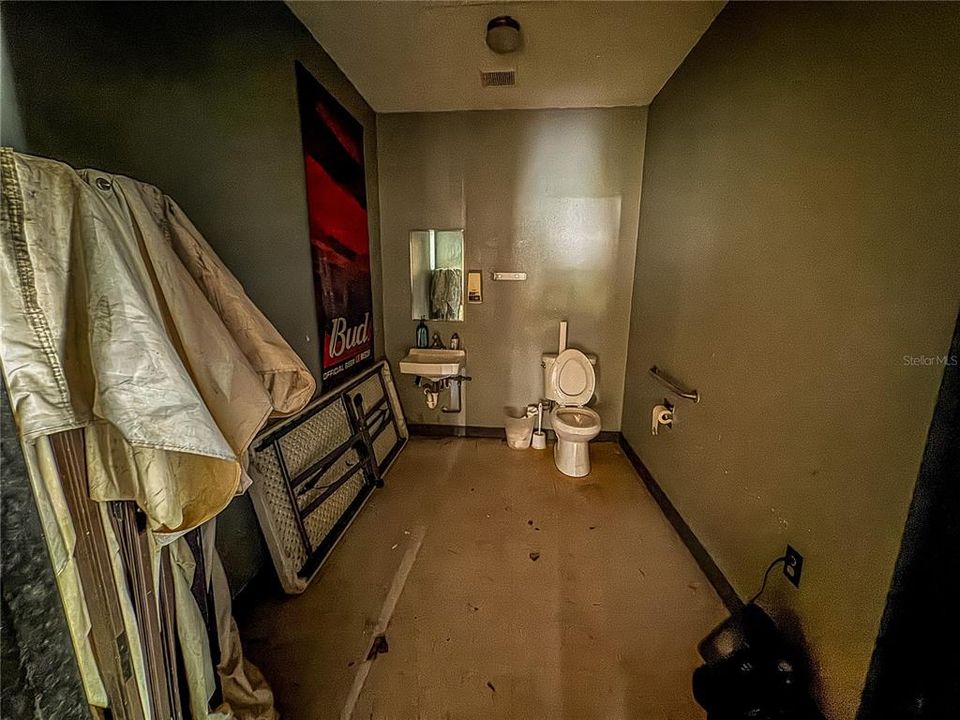 На продажу: $569,000 (2.37 acres)