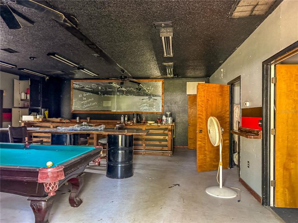 На продажу: $569,000 (2.37 acres)