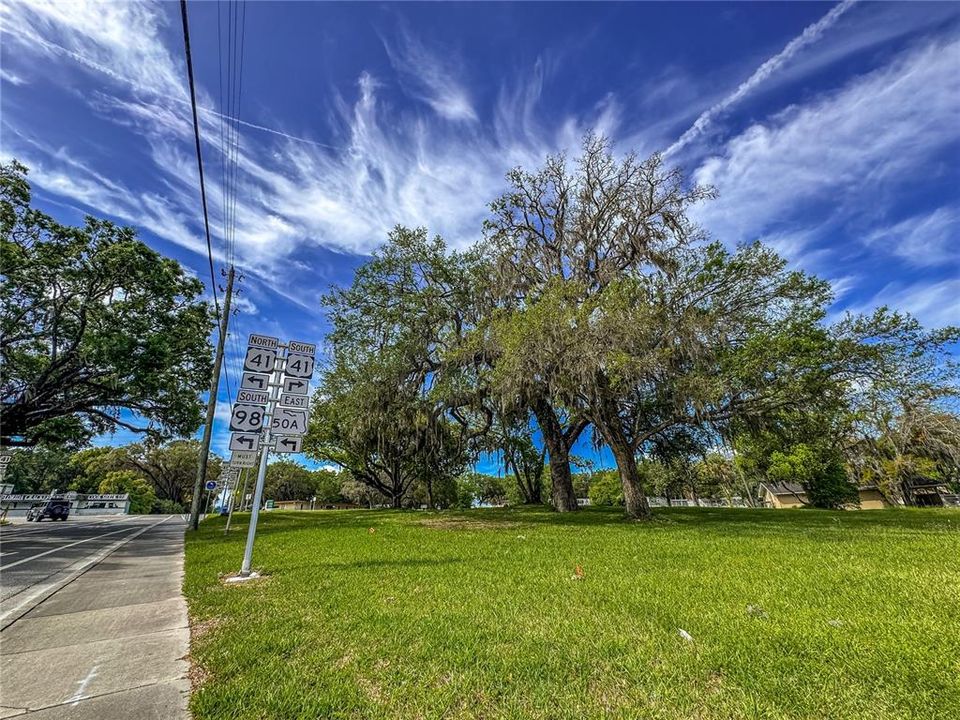 На продажу: $569,000 (2.37 acres)