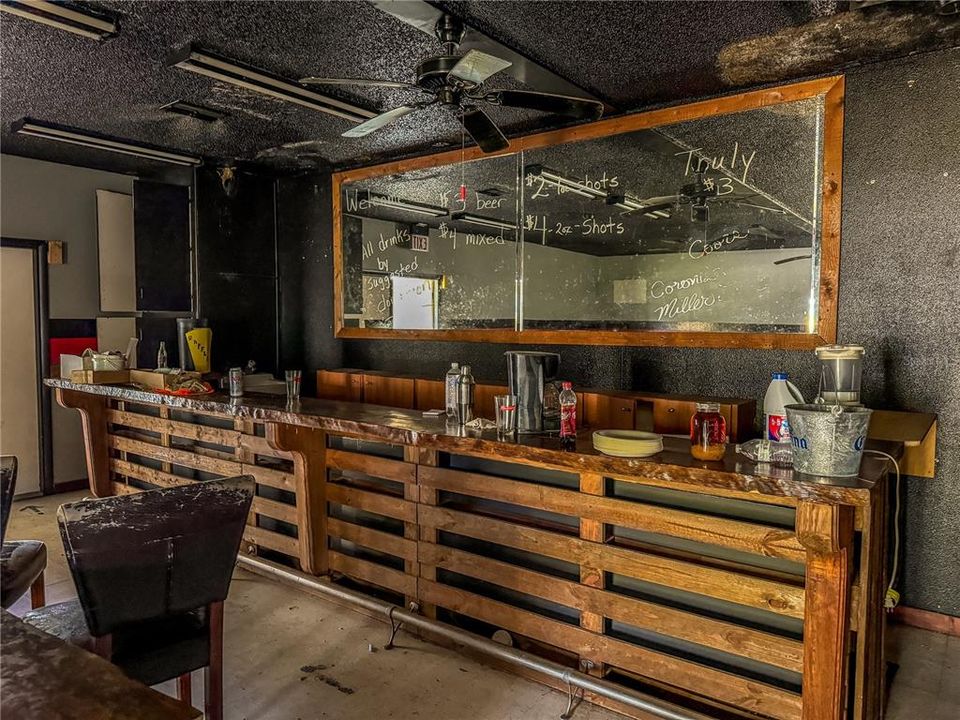 На продажу: $569,000 (2.37 acres)