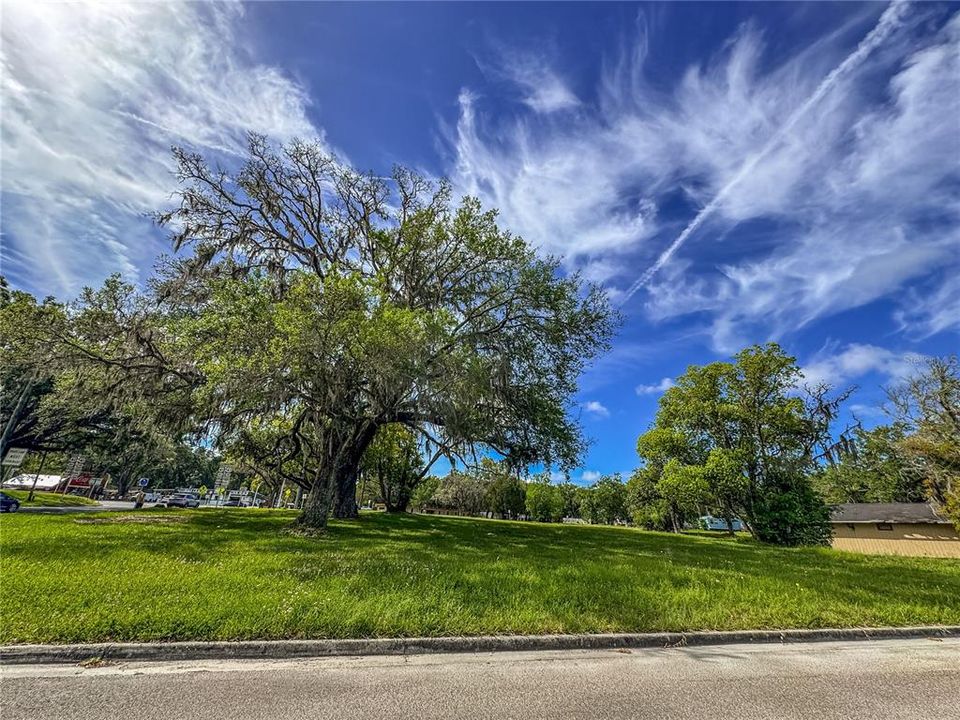На продажу: $569,000 (2.37 acres)