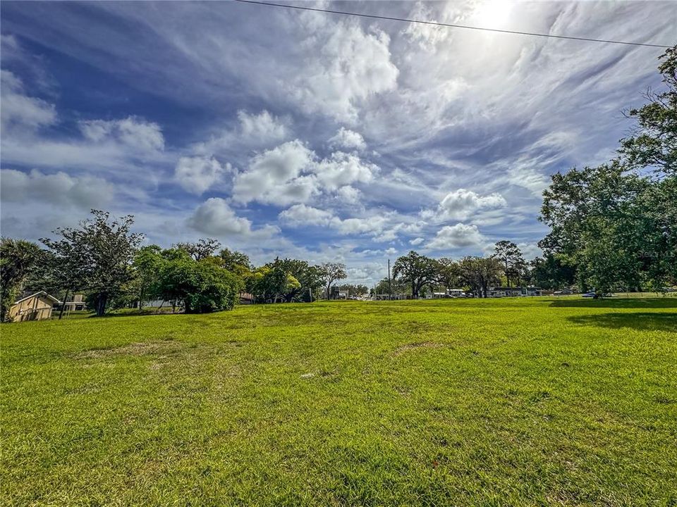 На продажу: $569,000 (2.37 acres)