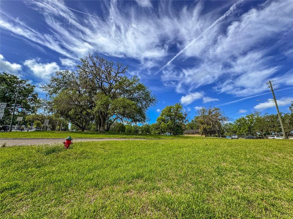 На продажу: $569,000 (2.37 acres)