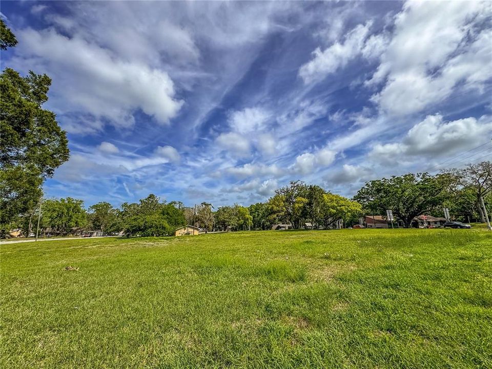 На продажу: $569,000 (2.37 acres)