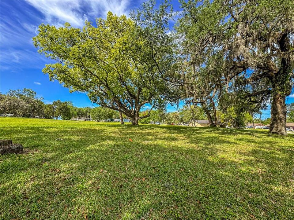 На продажу: $569,000 (2.37 acres)