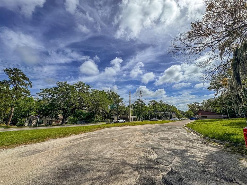 На продажу: $569,000 (2.37 acres)