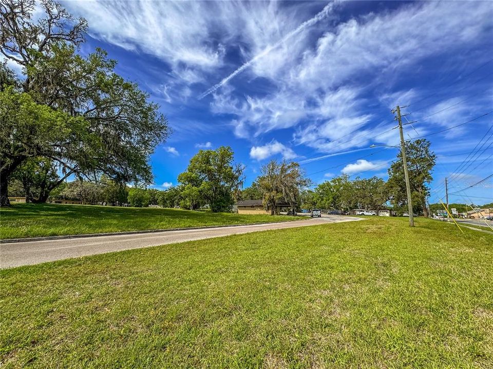 На продажу: $569,000 (2.37 acres)